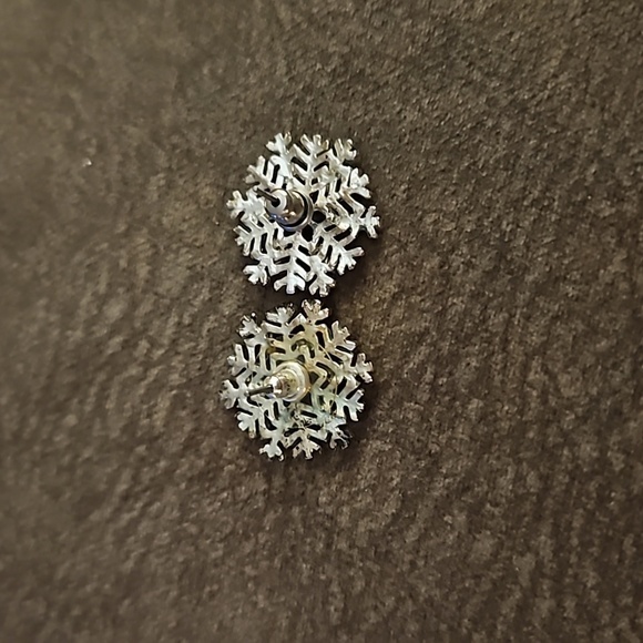 3/$30 VTG Silvertone Rhinestone Christmas Snowflake Post Earrings - Picture 3 of 5